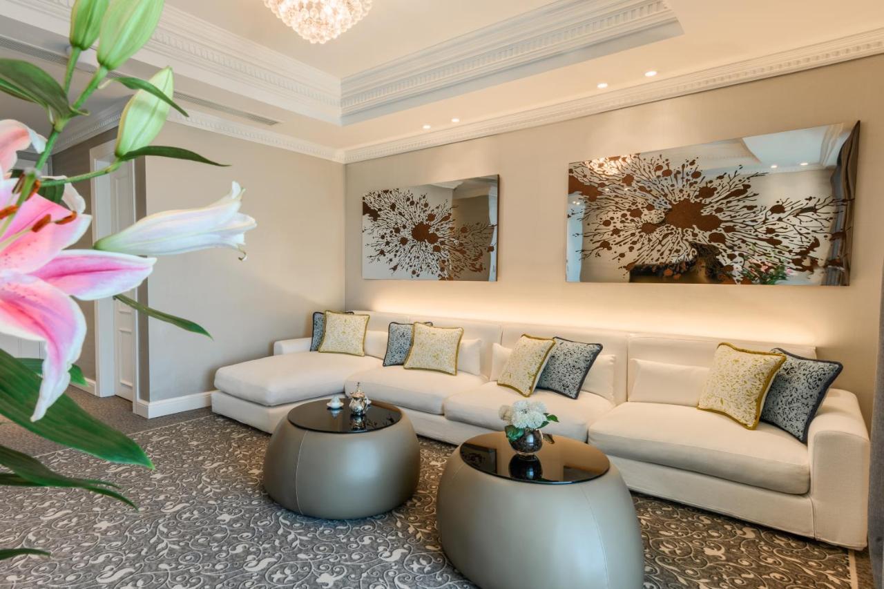 Centara West Bay Hotel & Residences Doha Bagian luar foto The lobby of the hotel