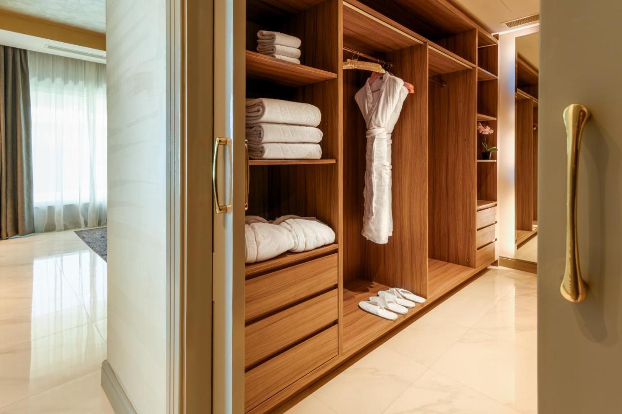 Centara West Bay Hotel & Residences Doha Bagian luar foto A walk-in closet