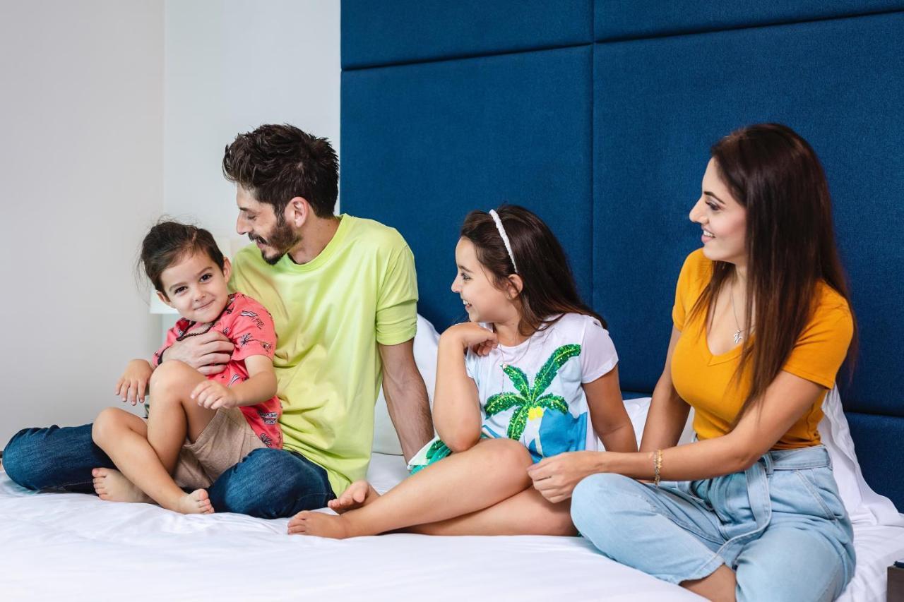 Centara West Bay Hotel & Residences Doha Bagian luar foto A family