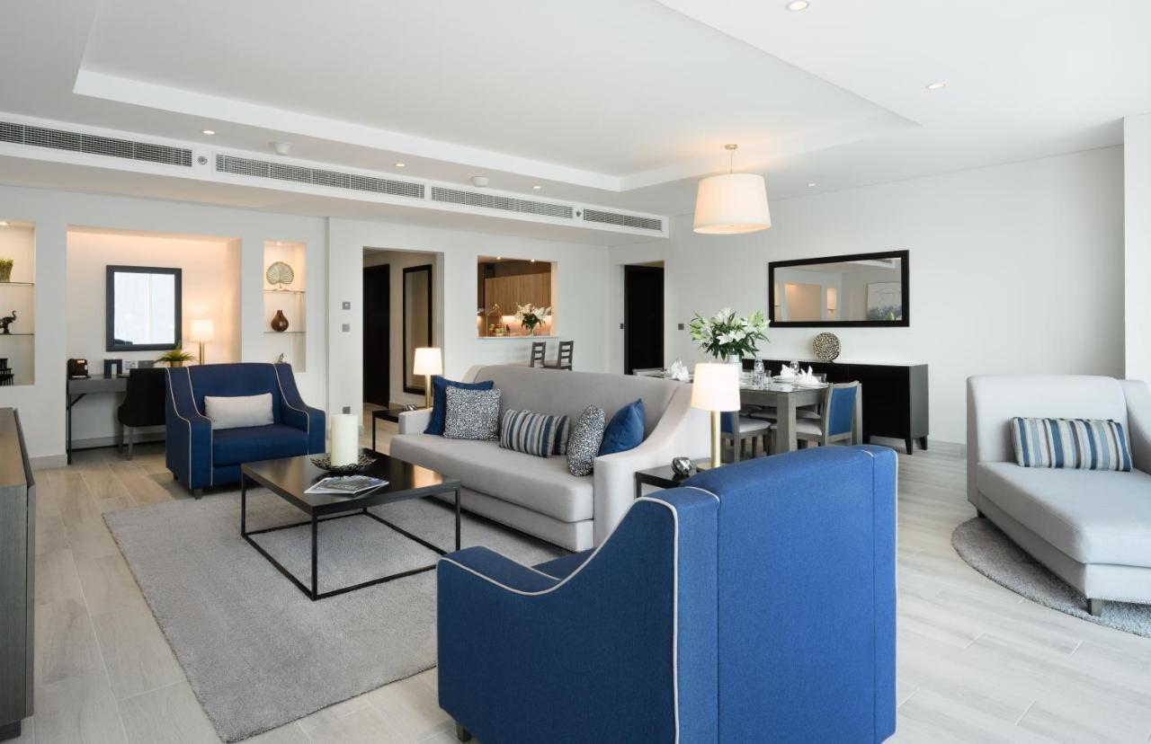 Centara West Bay Hotel & Residences Doha Bagian luar foto The interior of a suite at the Jumeirah Emirates Towers Hotel