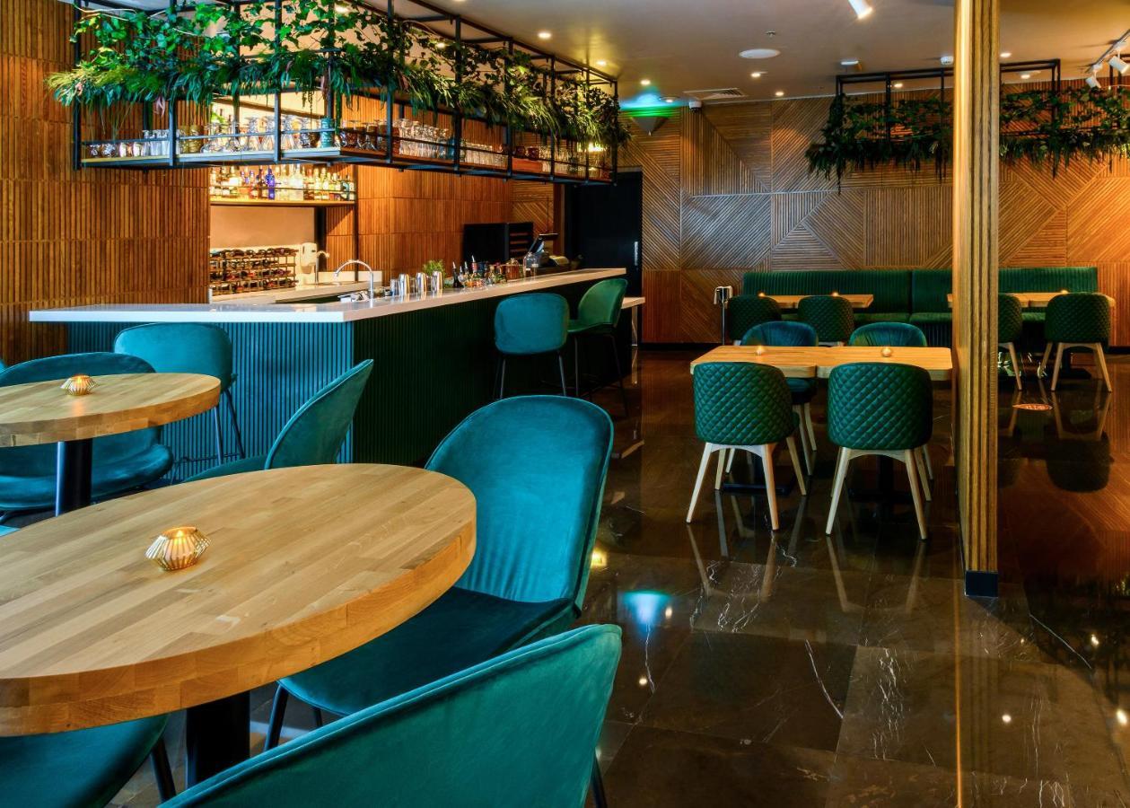 Centara West Bay Hotel & Residences Doha Bagian luar foto The interior of the restaurant