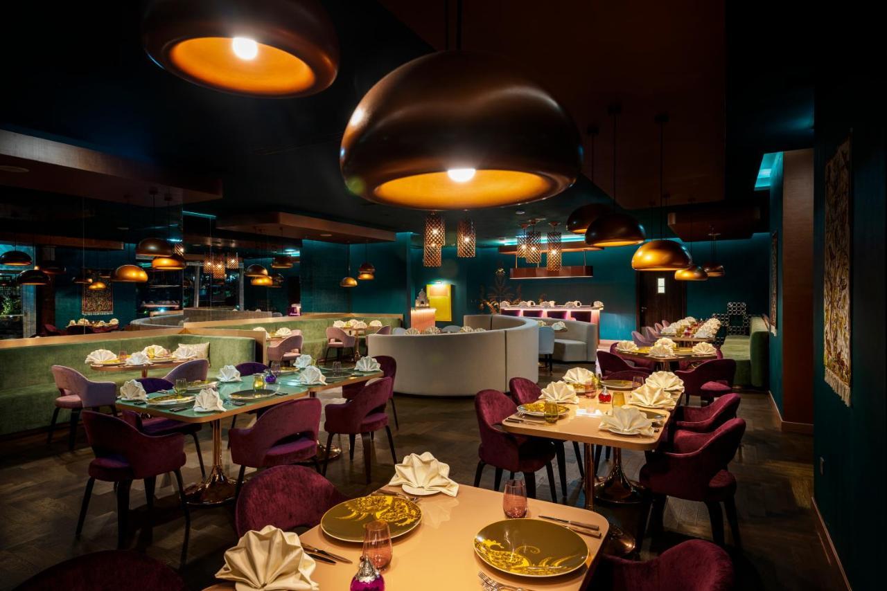 Centara West Bay Hotel & Residences Doha Bagian luar foto The interior of the restaurant