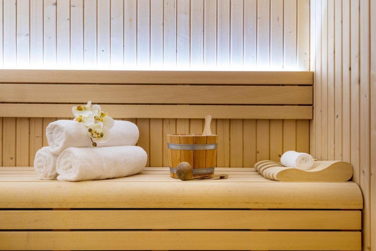 Centara West Bay Hotel & Residences Doha Bagian luar foto Sauna accessories