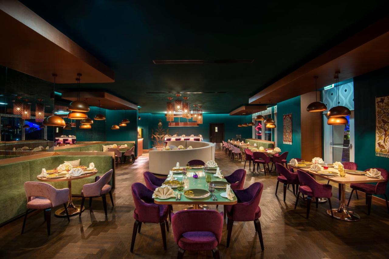 Centara West Bay Hotel & Residences Doha Bagian luar foto The interior of the restaurant